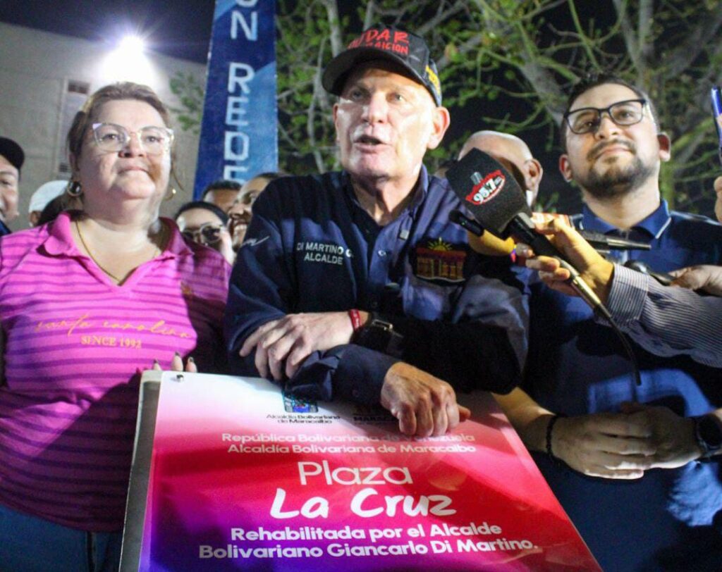 El Alcalde Giancarlo Di Martino junto a la comunidad en la nueva plaza del sector Santa María.