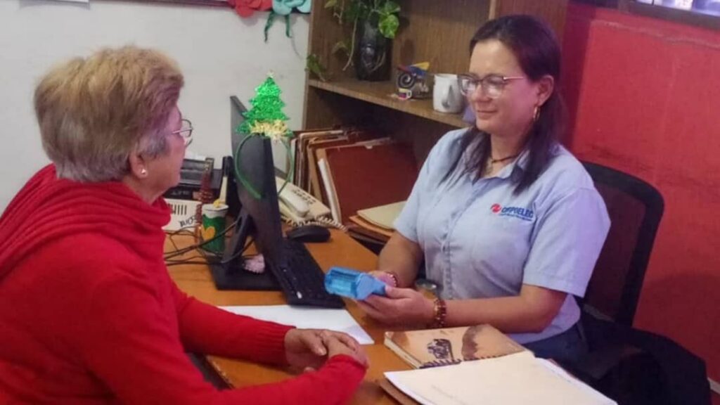 Trabajadores de CORPOELEC atendiendo a usuarios durante jornada integral en el estado Zulia.