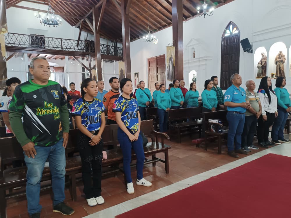 Atletas y entrenadores de Miranda celebrando el Día Nacional del Deporte en la Iglesia Nuestra Señora de Altagracia.