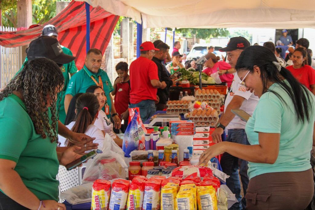 Comunidades asisten a jornada de mercados populares en la urbanización La Rotaria, Maracaibo.