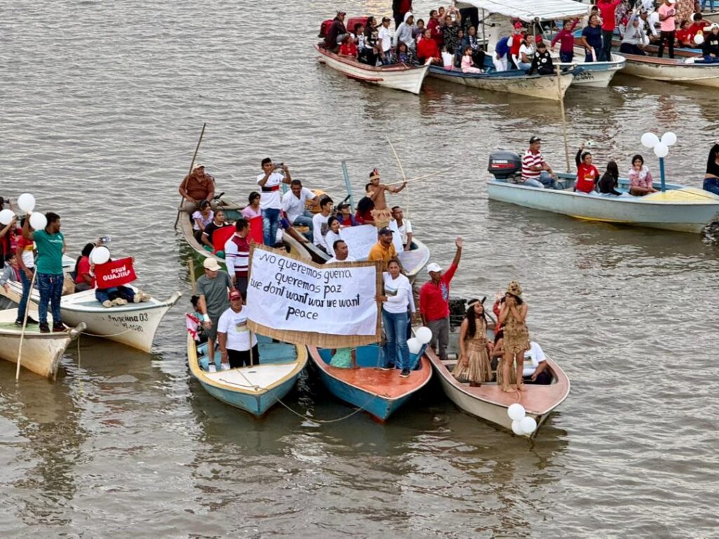 Manifestación del pueblo de la Guajira en el puente sobre el río Limón.