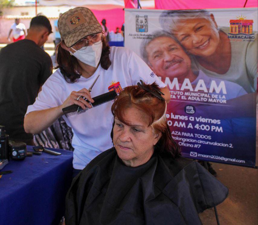 Jornada de mercado popular en Maracaibo frente a la plaza Bolívar con servicios de salud y alimentación.