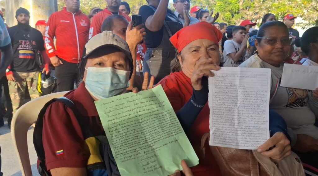 Habitantes del Zulia entregan mensajes de lealtad al presidente Maduro en la Plaza Bolívar de Maracaibo.