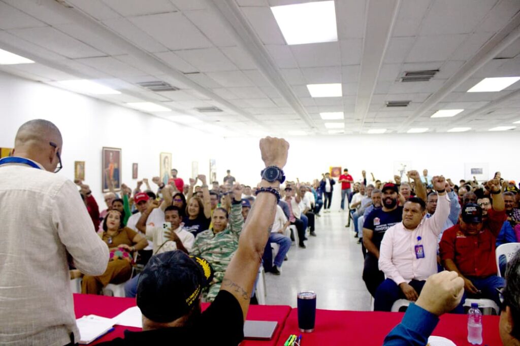 Ponentes y asistentes en la conferencia "Bolivarianos Siempre" en el Museo de Artes Gráficas Luis Chacón de Maracaibo.