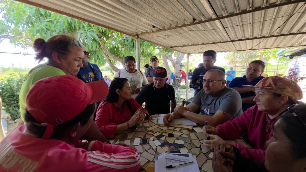 El Alcalde Edgar Labarca supervisando la entrega de transformadores eléctricos en la parroquia La Sierrita de Mara.
