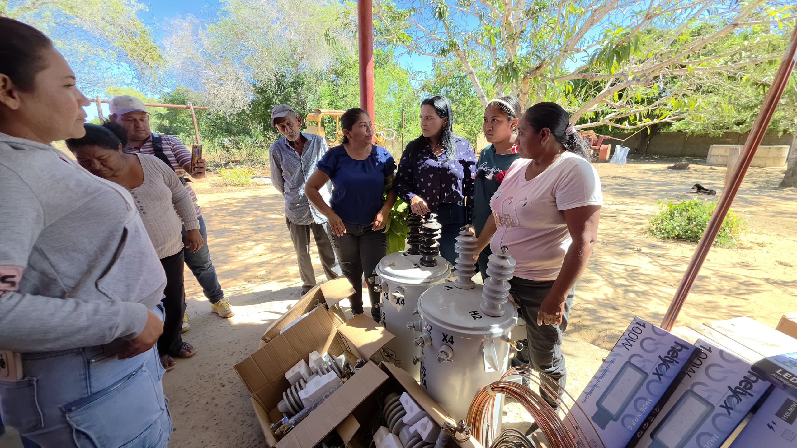 Cuadrillas técnicas ejecutan el fortalecimiento eléctrico en Mara mediante la instalación de transformadores en La Sierrita.