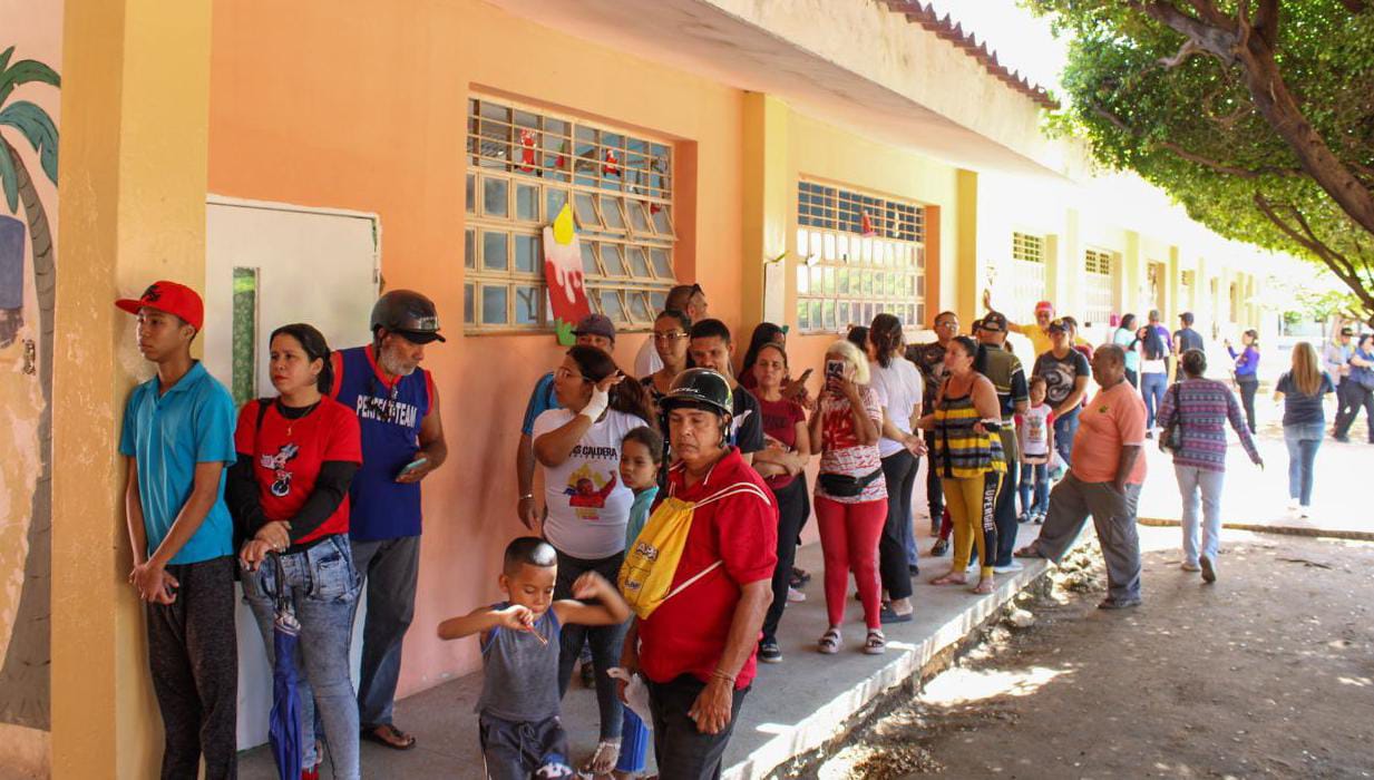 Centro de votación en Maracaibo durante una jornada de consulta popular para la selección de proyectos comunales.