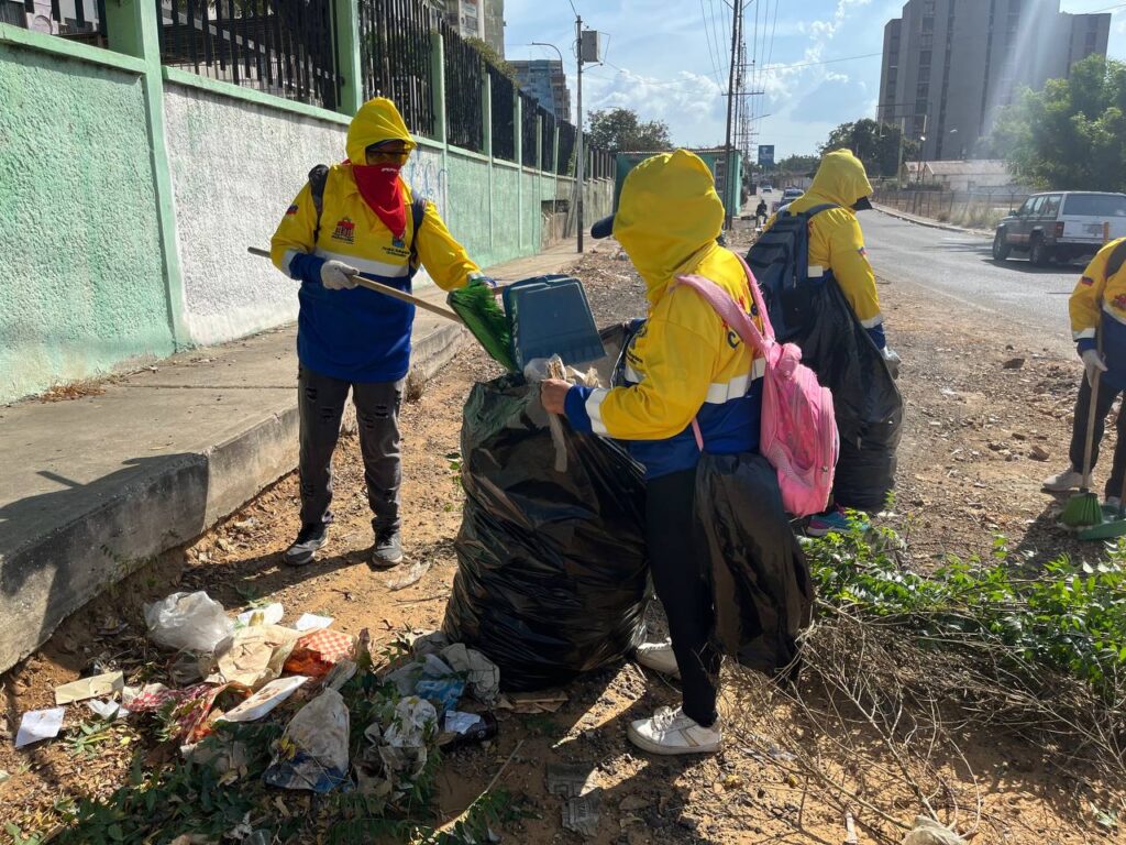 Cuadrillas del IMA realizan labores de desmalezamiento y pintura de murales en conjuntos residenciales de Maracaibo.