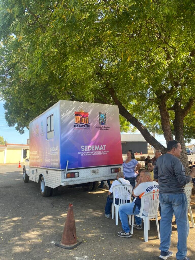 Unidad móvil del SEDEMAT brindando servicios tributarios en Maracaibo en el sector Corito.