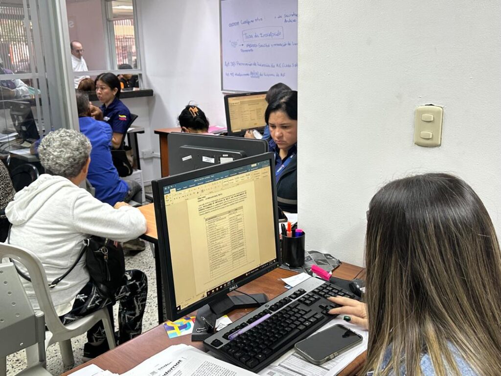 Contribuyentes acuden a la sede del Sedemat para solicitar el descuento en aseo urbano en Maracaibo.