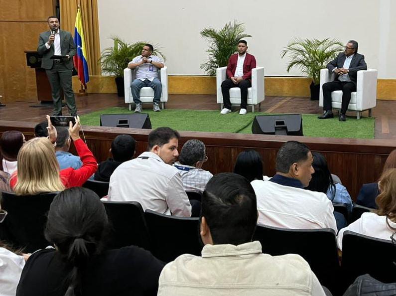 Autoridades de Maracaibo entregan botones de honor al mérito durante la celebración del Día del Pastor en Venezuela.