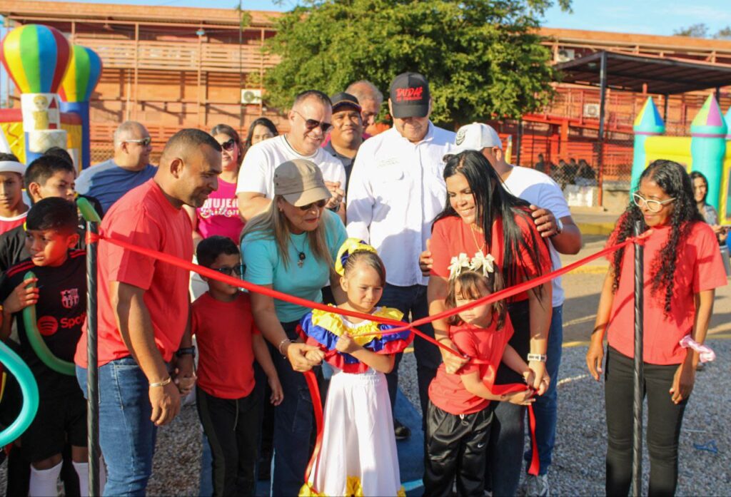 Inauguración de la cancha deportiva Villa San Isidro por la Alcaldía de Maracaibo, con niños y autoridades locales en un nuevo espacio recuperado.