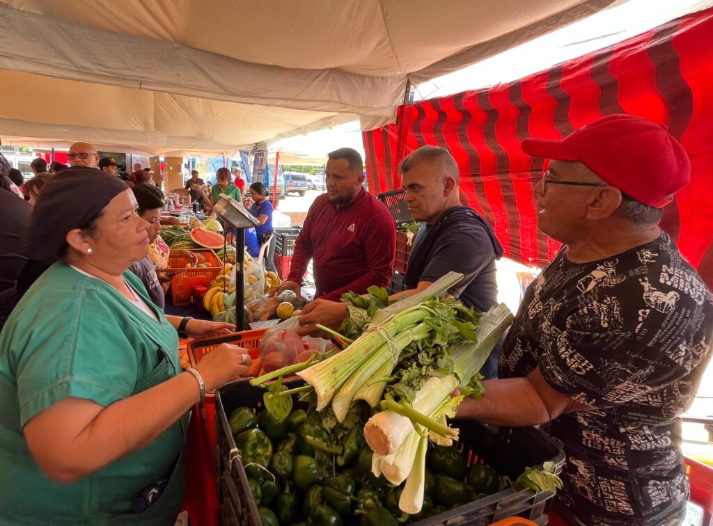 Jornada de atención integral de la Alcaldía de Maracaibo en la comunidad Luz de Dios con servicios de salud y venta de alimentos a precios justos.