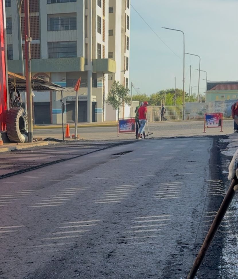 La Alcaldía de Maracaibo recuperó cinco calles del sector Santa Bárbara con la colocación de mil toneladas de asfalto. Lee los detalles de la obra aquí.