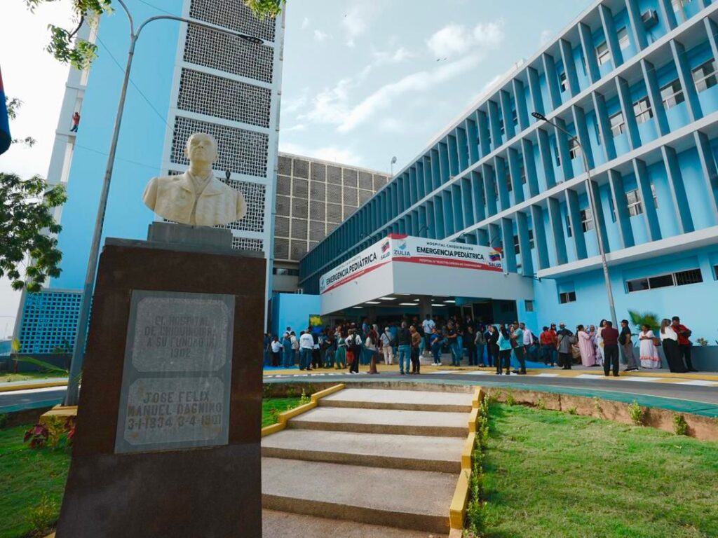 El gobernador Luis Caldera recorre las nuevas áreas de emergencia y pediatría del Hospital Chiquinquirá durante su inauguración.
