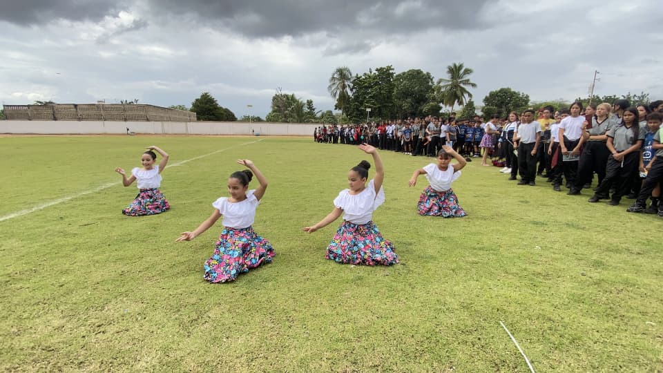 Estudiantes de San Francisco desfilan en la inauguración de los Juegos Deportivos Nacionales Estudiantiles 2026.