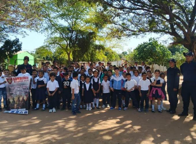 El Plan "El Bombero va a la escuela" impartiendo formación preventiva a estudiantes y docentes en una escuela local