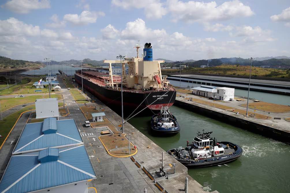 Buque de carga transitando por el Canal de Panamá bajo tensiones entre China y Estados Unidos