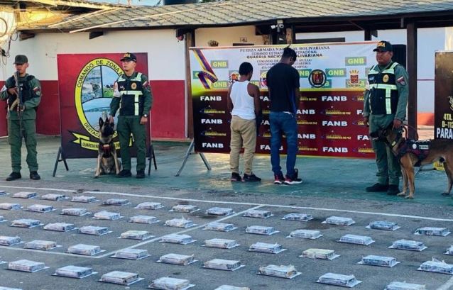 Efectivos de la FANB custodian el cargamento tras la incautación de drogas en Zulia durante la Operación Guajira.
