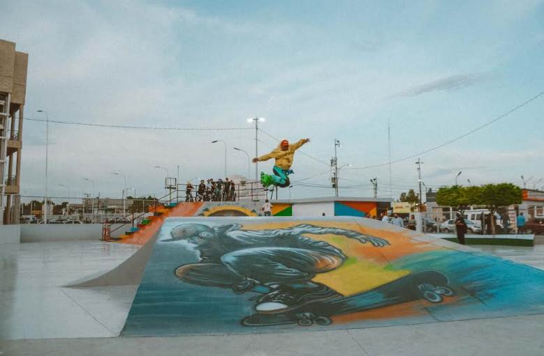 Jóvenes practicando skateboarding y BMX, deportes extremos en el parque Hugo El Duro de San Francisco