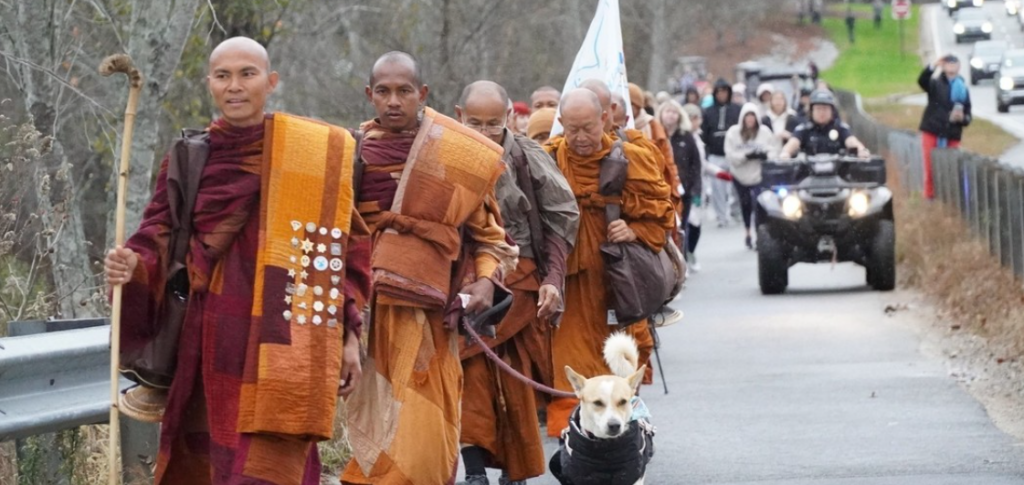 Monjes caminan por la paz en EEUU