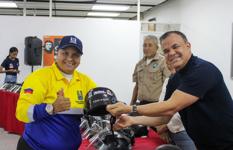 trabajadores motorizados canjean cascos protectores