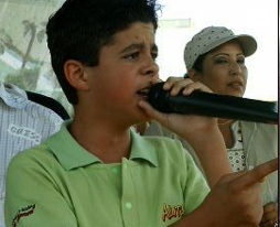 Endri Méndez durante la interpretación de la gaita Háblame de Maracaibo, celebrando el legado musical de la región.