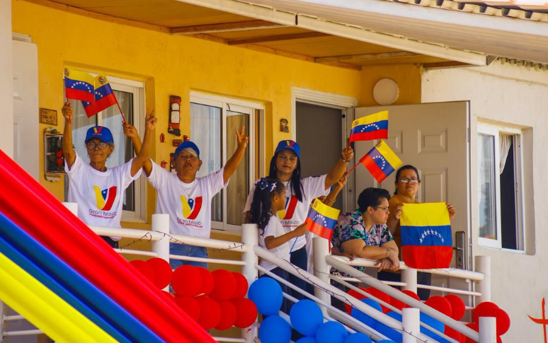 entregan viviendas y título de propiedad de tierras