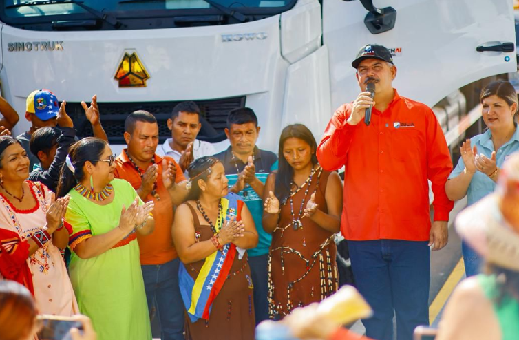 gpbernador entrega camión cisterna a indígenas