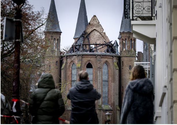controlado incendio de iglesia en Ámsterdam.