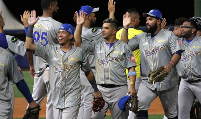 Jugadores de Magallanes y Cardenales en pleno juego del Round Robin LVBP en Barquisimeto