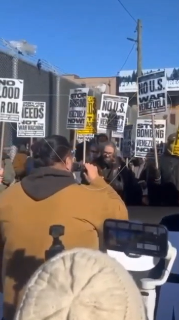 Manifestantes con pancartas contra la guerra en Venezuela frente a prisión de Nueva York