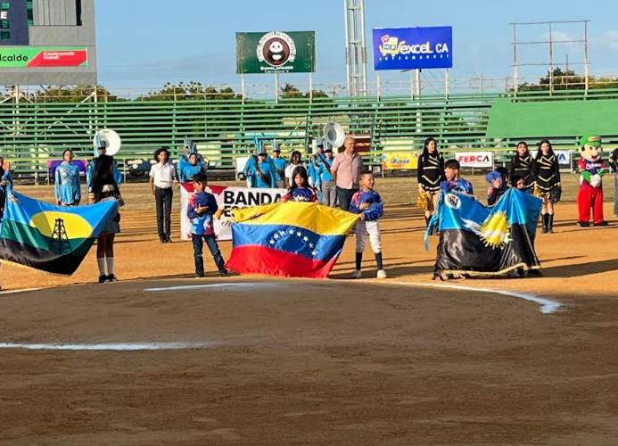 Jugadores y autoridades en la inauguración del Béisbol de Pequeñas Ligas en Cabimas