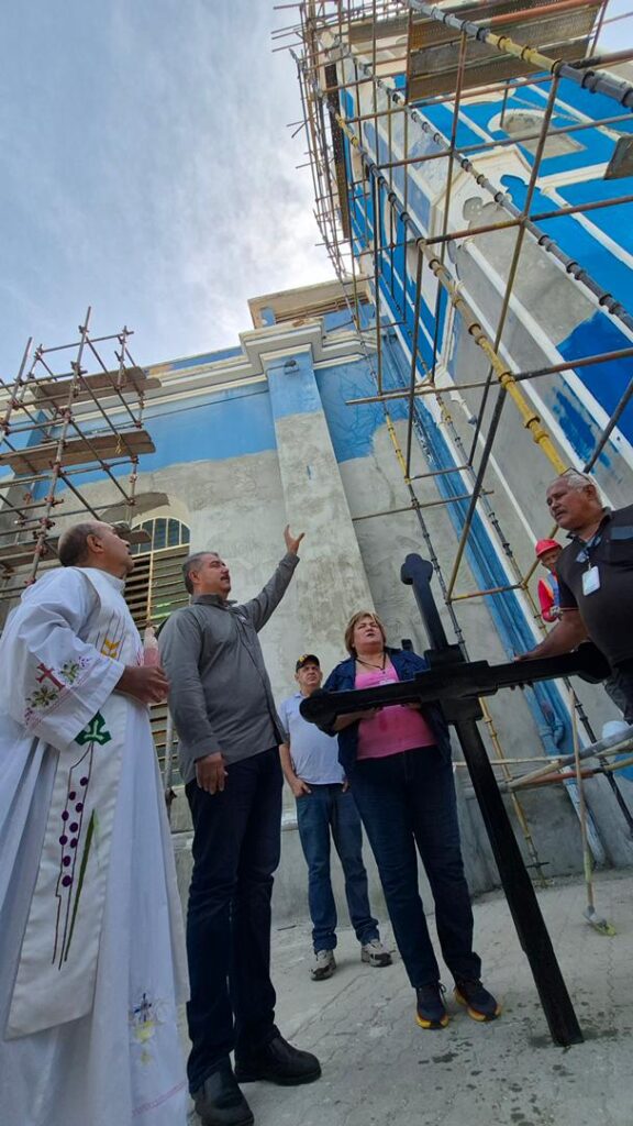 Gobernador Luis Caldera inspecciona trabajos de restauración de la iglesia Santa Bárbara