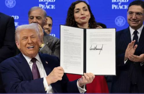 Donald Trump y aliados firman la carta fundadora de la Junta de Paz en el Foro de Davos 2026.