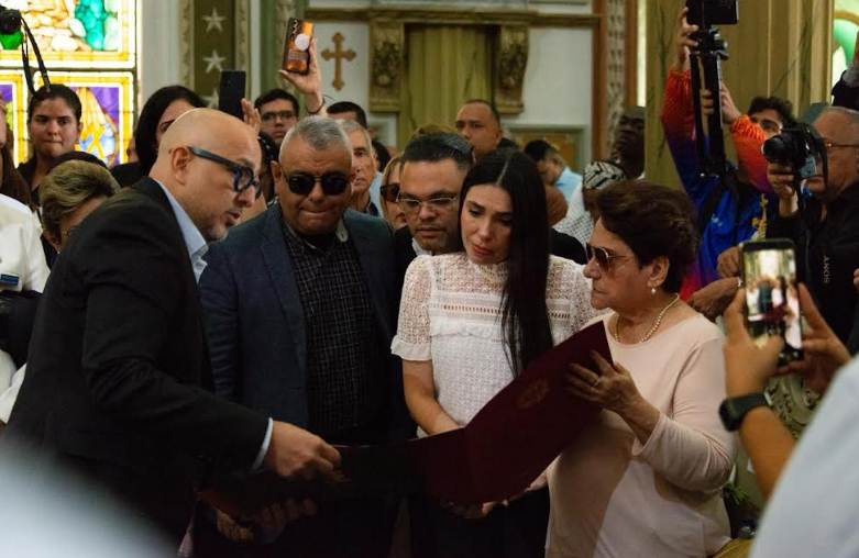 Ministro Miguel Pérez Pirela entrega orden post mortem a la familia de Renato Aguirre González, "El Poeta Dimantino" en la Basílica