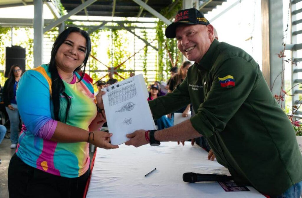lcalde Giancarlo Di Martino entregando contratos a comerciantes en el Parque Monumental Ana María Campos de Maracaibo