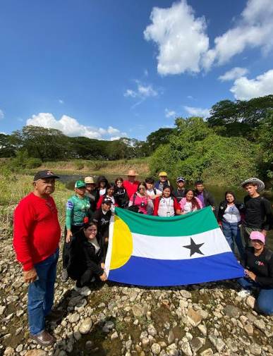 Alcalde Edgar Labarca y estudiantes sembrando árboles autóctonos a orillas del río Cachirí en el municipio Mara