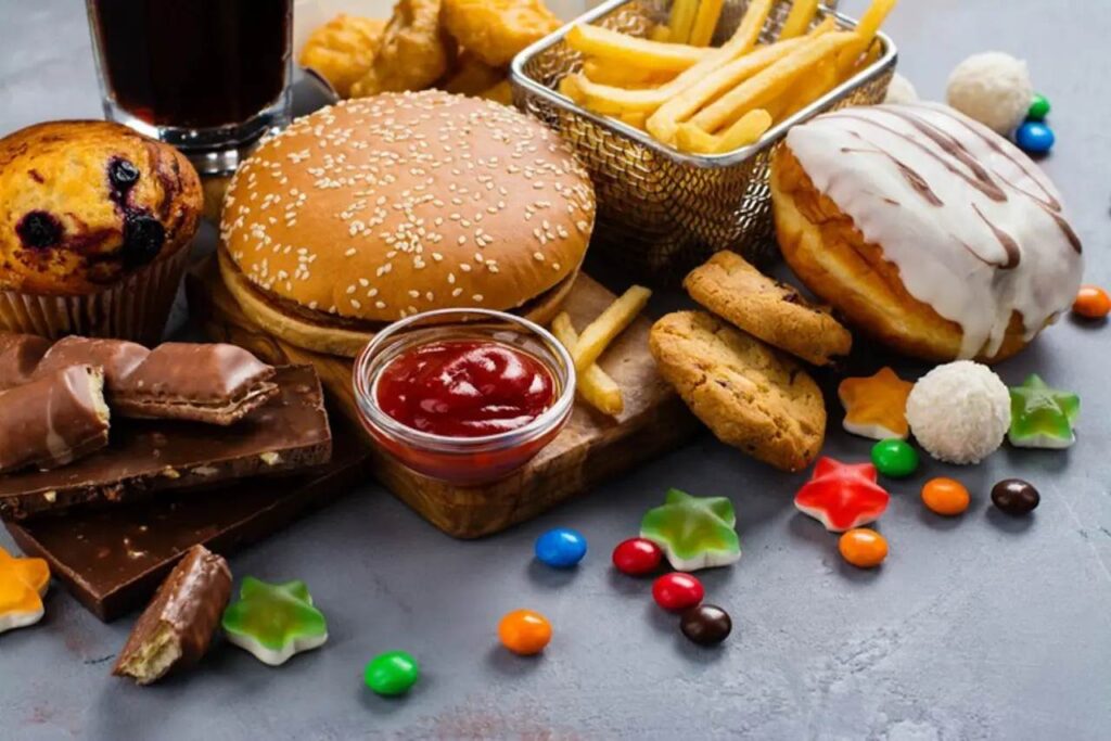 Variedad de alimentos ultraprocesados como refrescos, snacks y galletas industriales