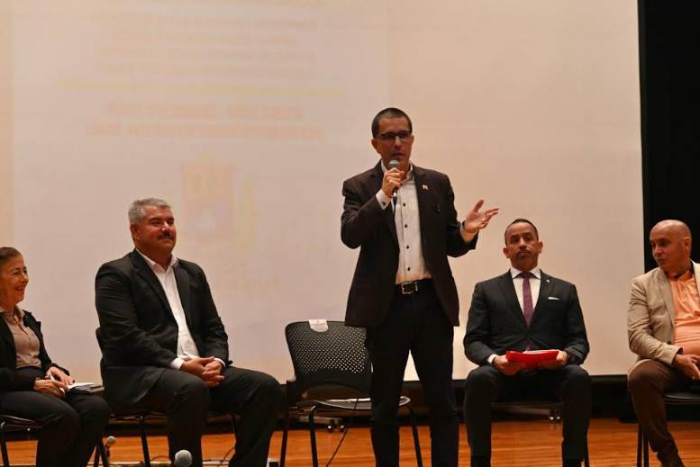Jorge Arreaza y Luis Caldera durante el debate de la Ley de Amnistía en la sede del BCV Maracaibo por la Reconciliación nacional
