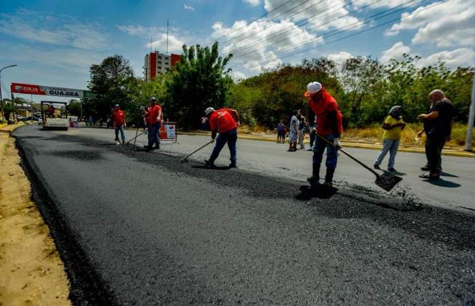 Maquinaria pesada colocando asfalto caliente en la Avenida 16 Guajira de Maracaibo, Zulia