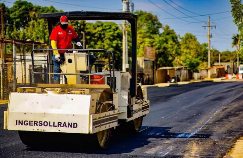 Maquinaria pesada ejecutando el Plan de Asfaltado en el Zulia en la Circunvalación 1