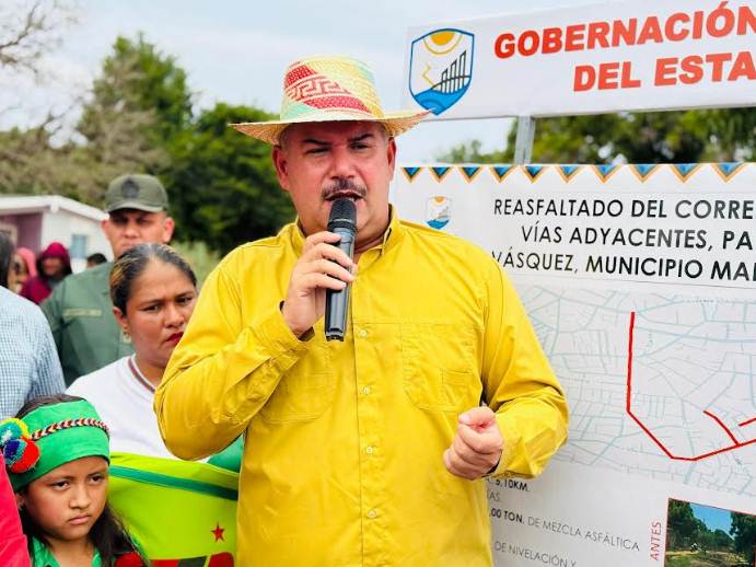 Gobernador Luis Caldera inspeccionando asfaltado en el corredor Las Peonías, parroquia Idelfonso Vásquez