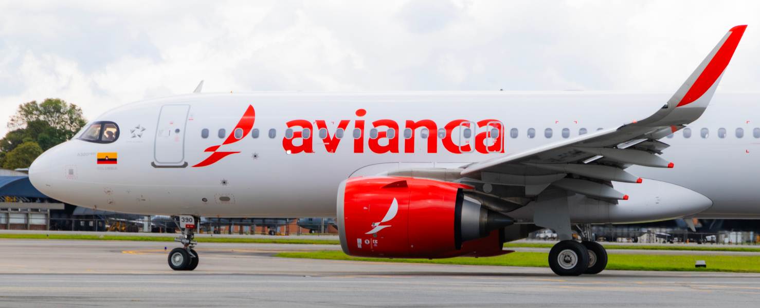Avión de Avianca aterrizando en el Aeropuerto Internacional de Maiquetía, Caracas, vuelos Bogotá-Caracas