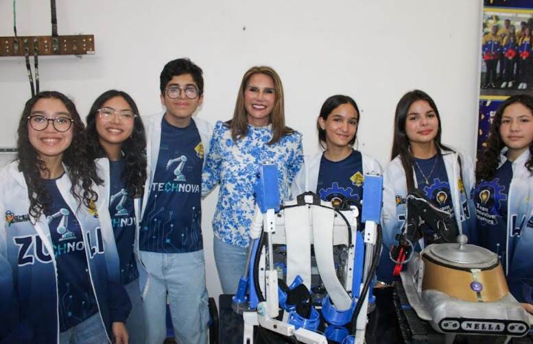 Estudiantes marabinos mostrando prototipo de robótica a la Primera Dama Ana Clara de Di Martino