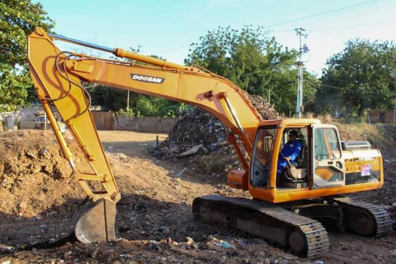Maquinaria pesada realizando limpieza y saneamiento de la cañadas en el sector Manuelita Sáenz
