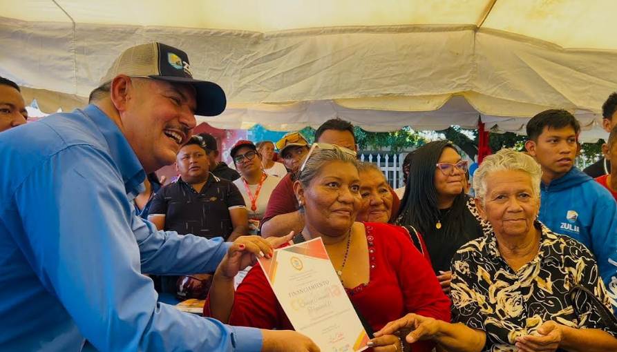 Entrega de recursos para proyectos comunales en el Zulia por el gobernador Luis Caldera