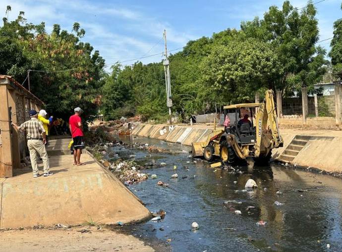 Maquinaria pesada realizando la limpieza de cañadas en Maracaibo, sector Simón Bolívar