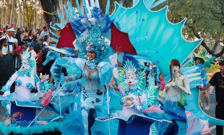 Desfile de carrozas y comparsas en los Carnavales Turísticos 2026 de Venezuela