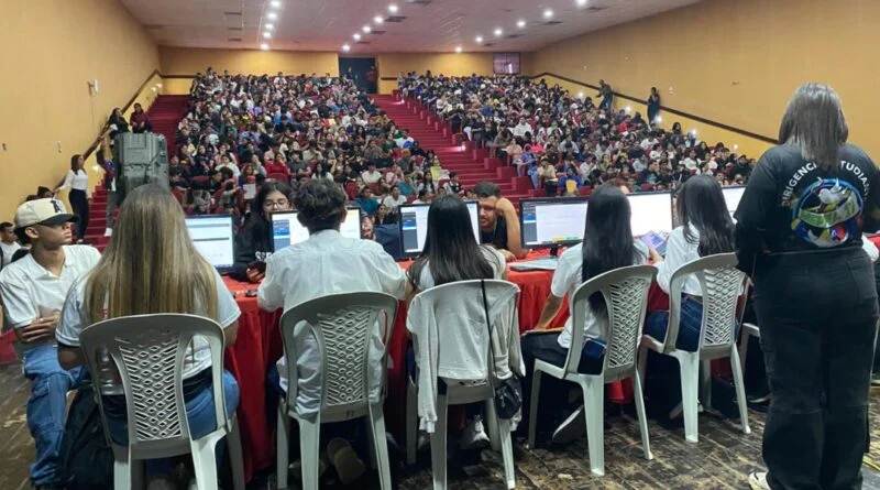 Jóvenes de Cabimas realizando el censo para el programa de becas FundaLossada en el Teatro Municipal Javier Fernández